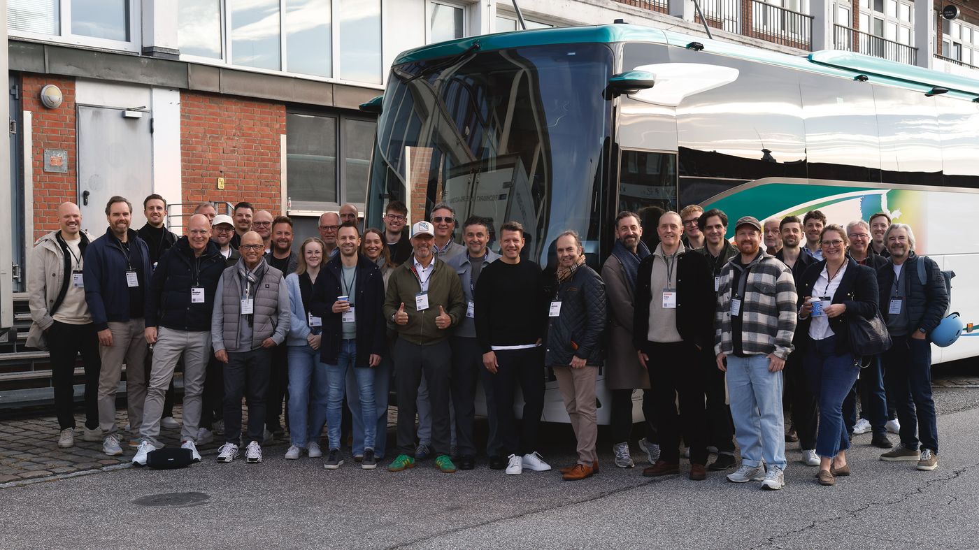 Gruppenfoto vor dem Bus