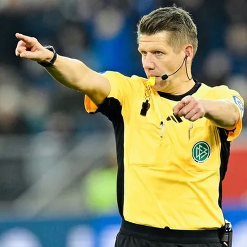 Patrick Ittrich als Schiedsrichter auf dem Platz